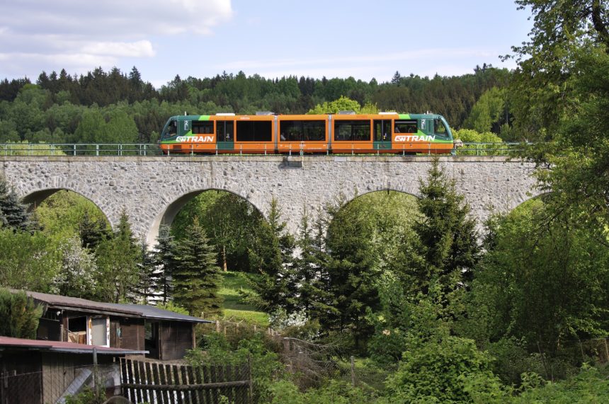 Pohodlně a ekologicky – naše tipy na výlety vlakem